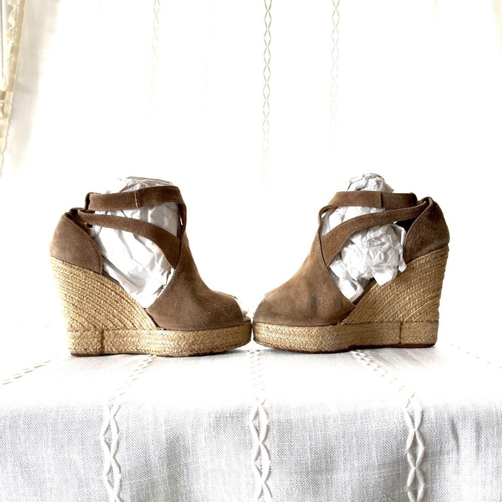 Bettye Muller Women’s Tan Suede Wedge Platform /Espadrille Shoes Size 9.